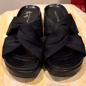 Donald/Pliner women’s black sandals 6 1/2 slide 2” heel new cond footbed damage